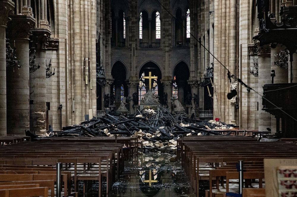 Tampak interior gereja Notre Dame usai api padam / Christophe Morin / Bloomberg